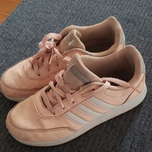 Girls Adidas size 3.5 in good pre-owned condition!